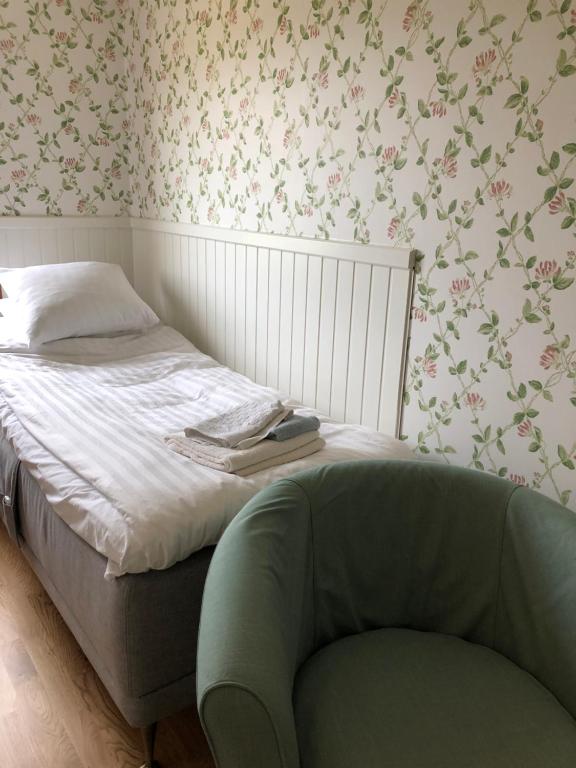 Postel nebo postele na pokoji v ubytování Bjälbo Gästhus B&B