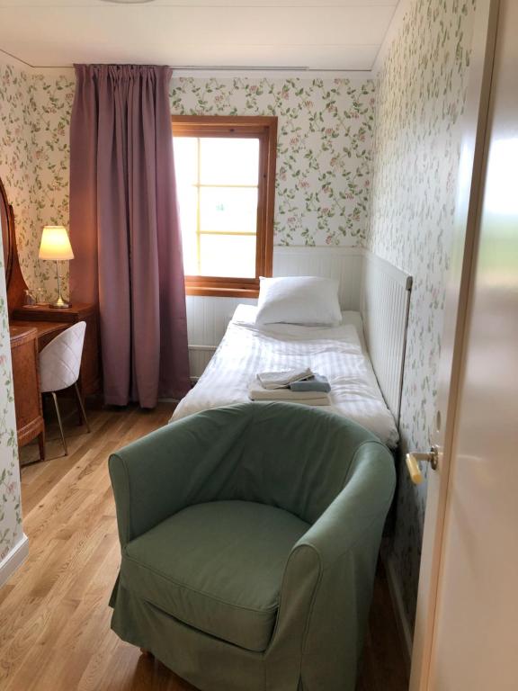 Postel nebo postele na pokoji v ubytování Bjälbo Gästhus B&B