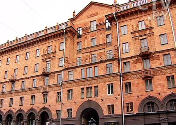 a large red brick building with an arched doorway at Апартаменты в центре Минска in Minsk