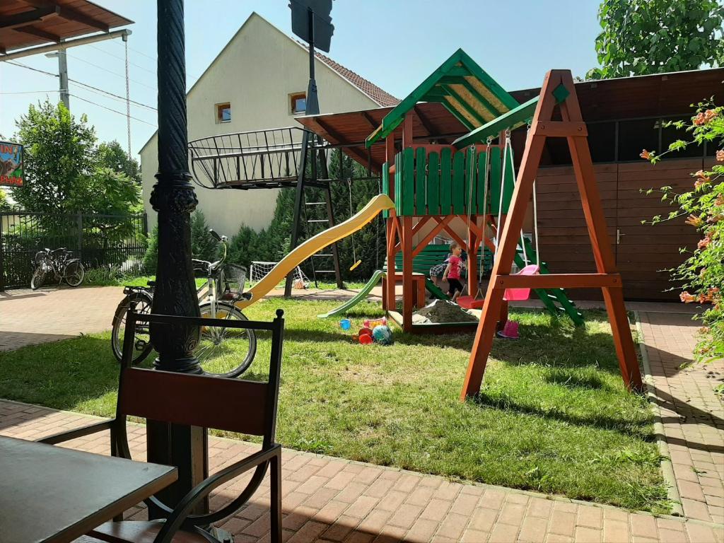 um parque com parque infantil com escorrega em Gyulai Meseház Apartman em Gyula