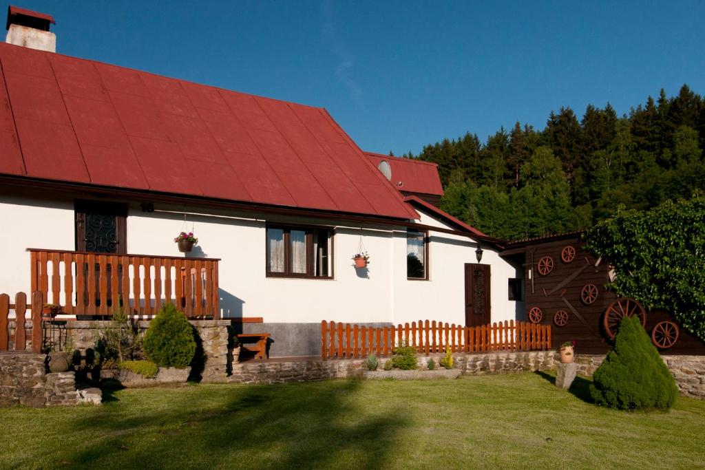 ein großes weißes Haus mit rotem Dach in der Unterkunft Chalupa Otava in Sušice