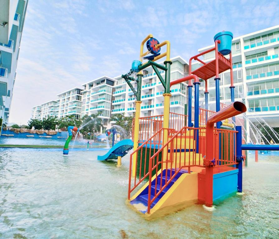 um parque infantil na água em frente a um edifício em My resort HuaHin By U home em Hua Hin
