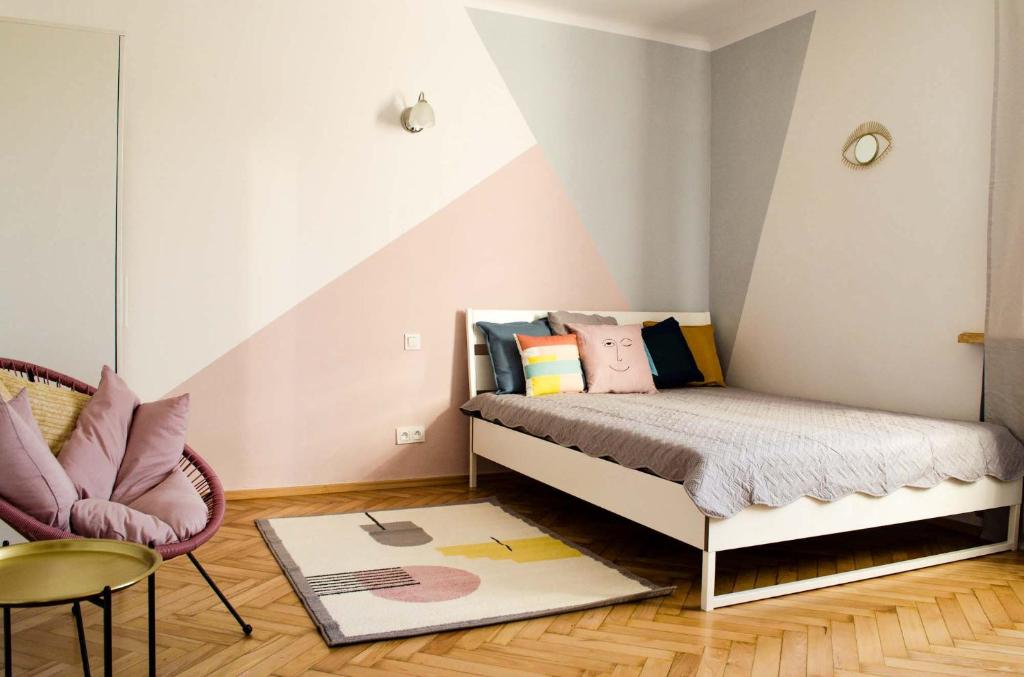 華沙的住宿－New Life Apartment next to Metro Station，一间小卧室,配有一张床和一把椅子