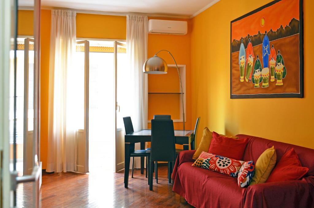 ローマにあるEdo House Monteverdeのリビングルーム(赤いソファ、テーブル付)