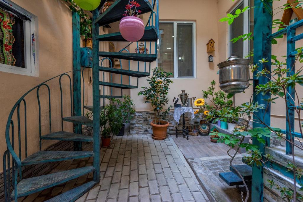 uma escada em espiral numa casa com vasos de plantas em Tbilisuri Ezo em Tbilisi