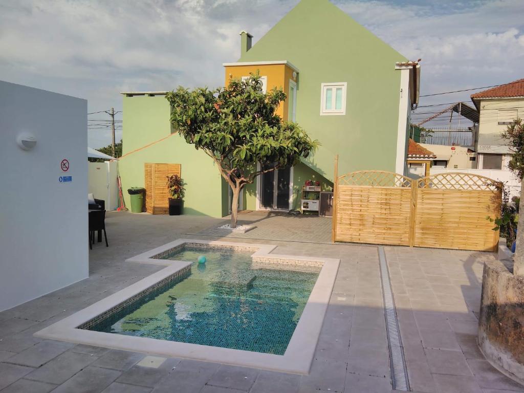 a swimming pool in a yard next to a house at Casinha Verde in Nadadouro