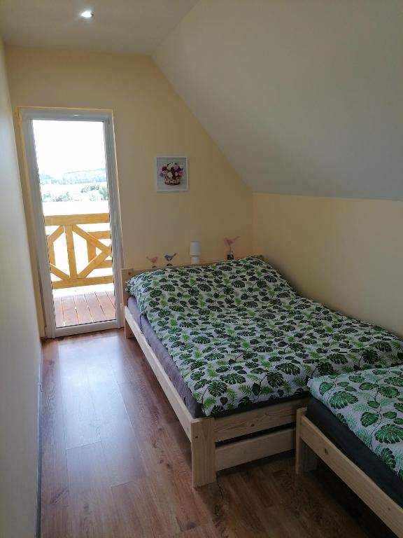 Postel nebo postele na pokoji v ubytování Domki pod Derkaczem