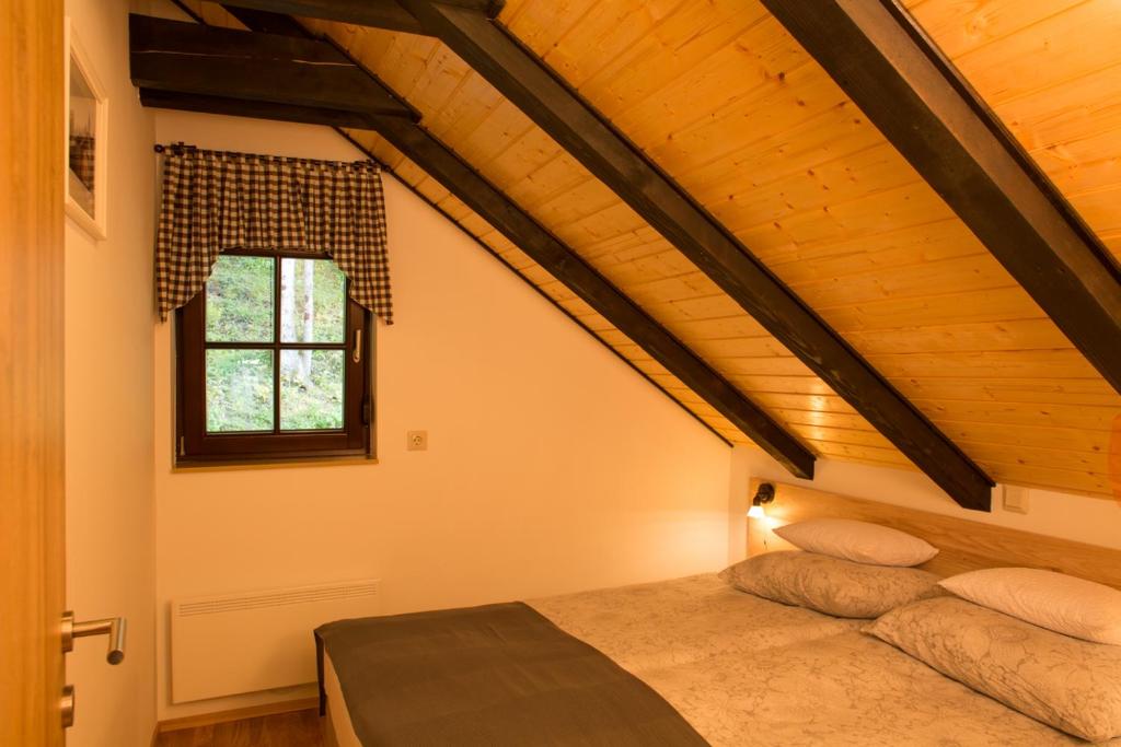 Tempat tidur dalam kamar di Gorska bajka - Jela, kuća za odmor i wellness