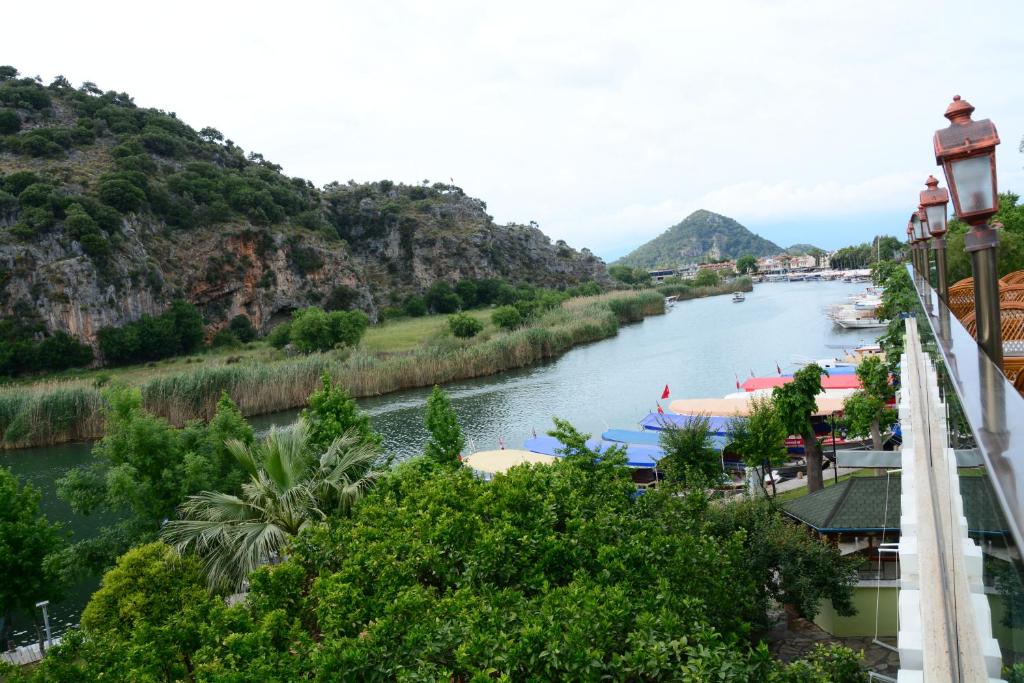 uma vista para um rio a partir de uma ponte em Cinar Sahil Pansiyon em Dalyan