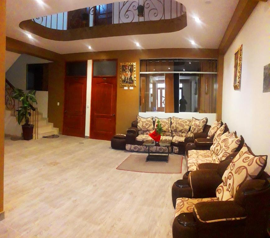 ein großes Wohnzimmer mit Ledersofas in der Unterkunft Kantu Progreso Inn in Cusco