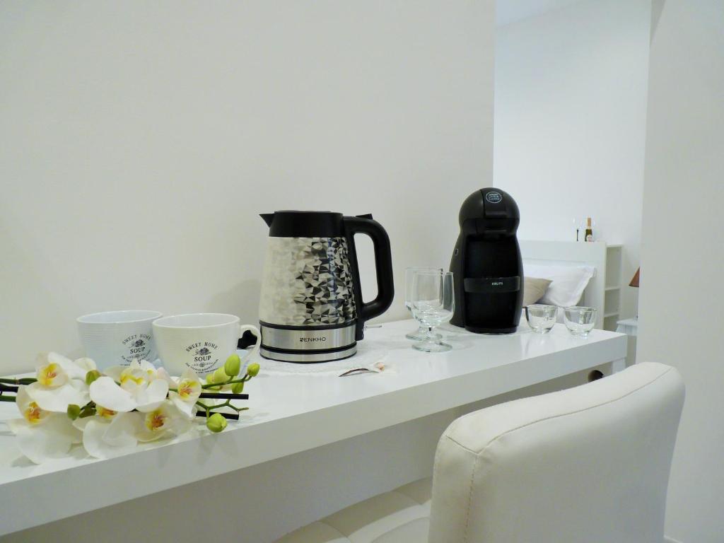 Příslušenství pro přípravu čaje a kávy v ubytování Vanilla Rooms