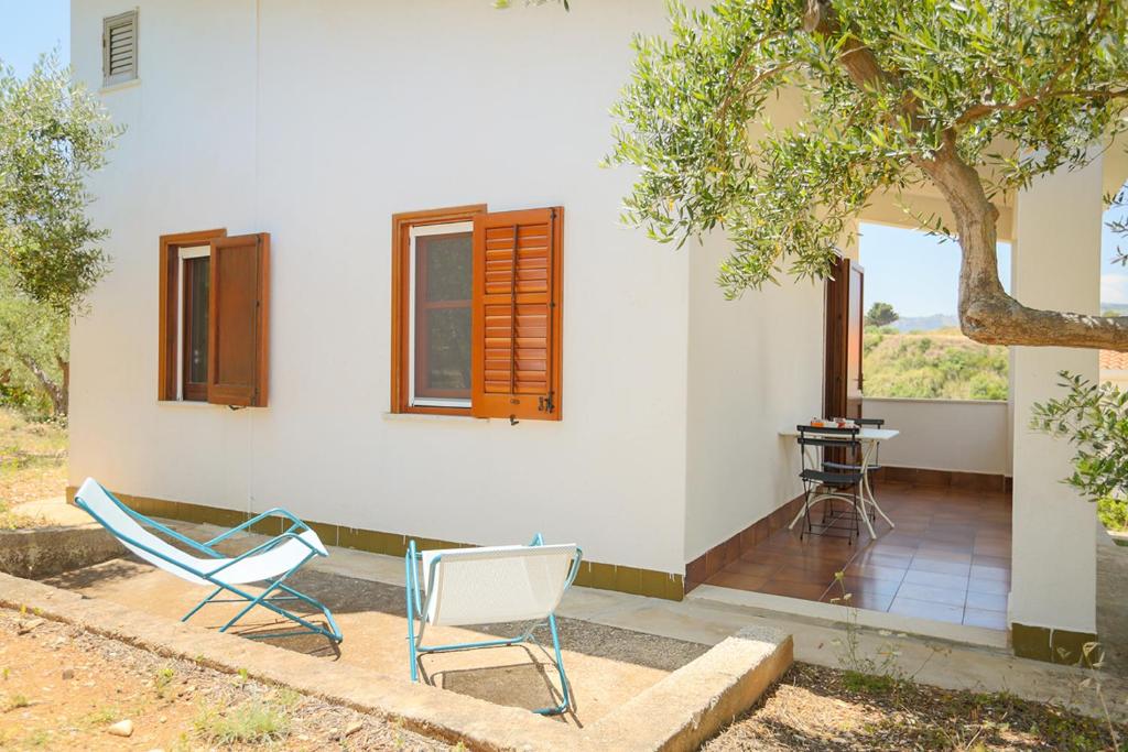 Patio alebo iná vonkajšia časť ubytovania Casale la Macina Residence Scopello