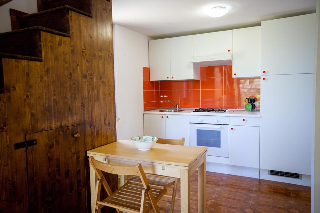 Kuchyňa alebo kuchynka v ubytovaní Casale la Macina Residence Scopello