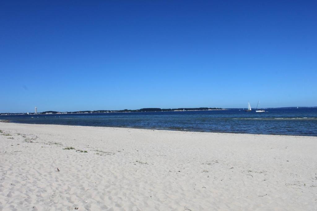 a sandy beach with the ocean in the background at Feriendomizil Lotta und Michel in Hof Barendorf
