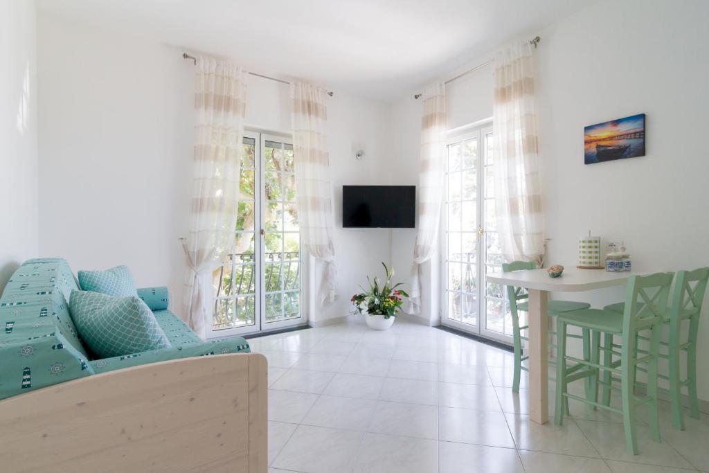 AQUAMARINE Relaxing Capri Suites - 16