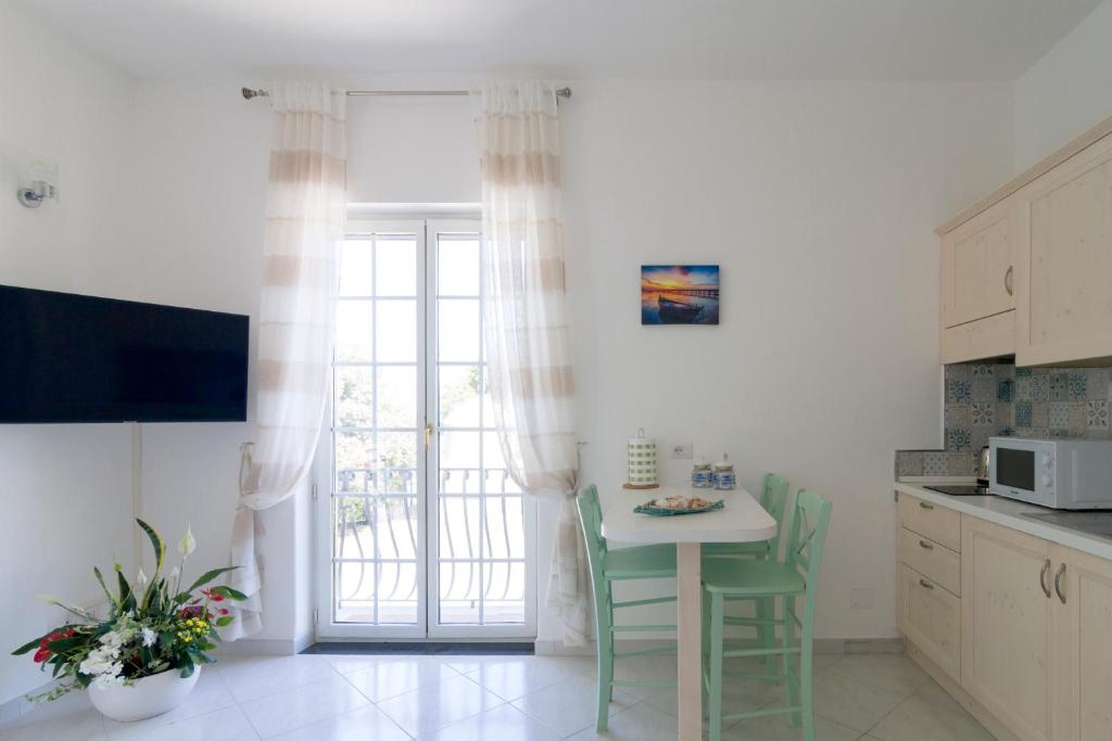 AQUAMARINE Relaxing Capri Suites - 17