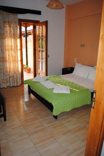 A bed or beds in a room at Hotel Zefi