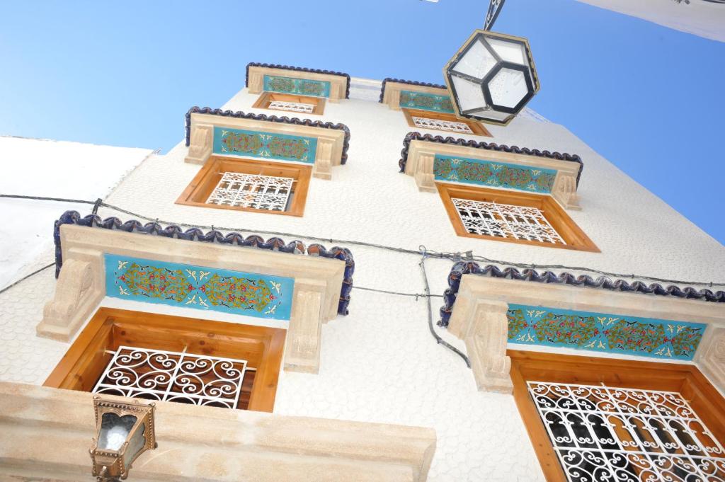 ein Gebäude mit bunten Fenstern und einem Straßenlicht in der Unterkunft Riad Najiba in Rabat