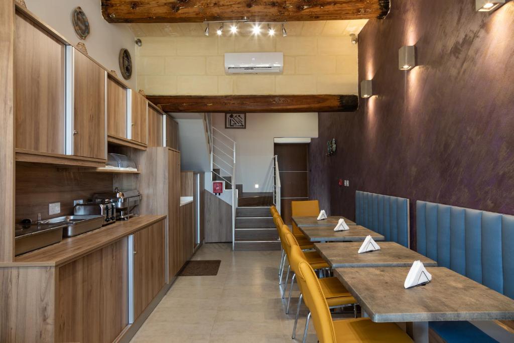 Una cocina o kitchenette en The Shipwright&#39;s Lodge