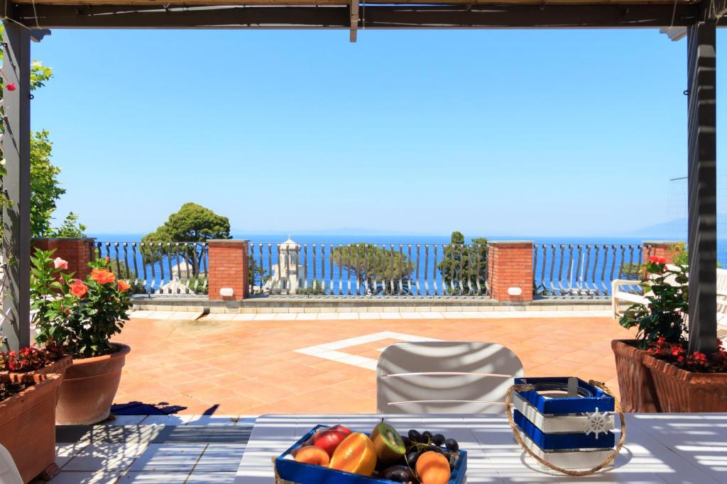 - une table avec un plateau de fruits et légumes sur la terrasse dans l'établissement AQUAMARINE Relaxing Capri Suites, à Capri