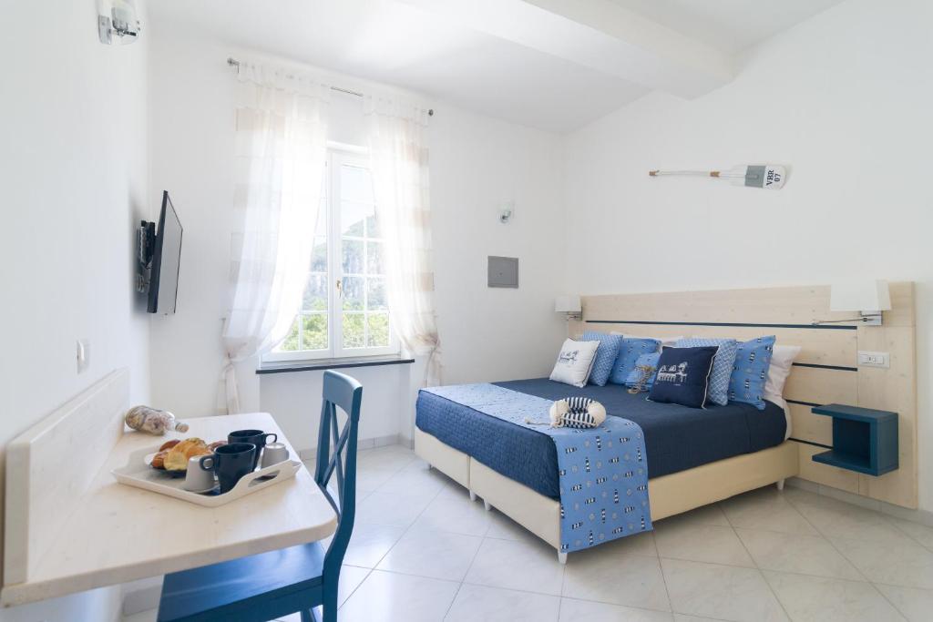Postel nebo postele na pokoji v ubytování AQUAMARINE Relaxing Capri Suites