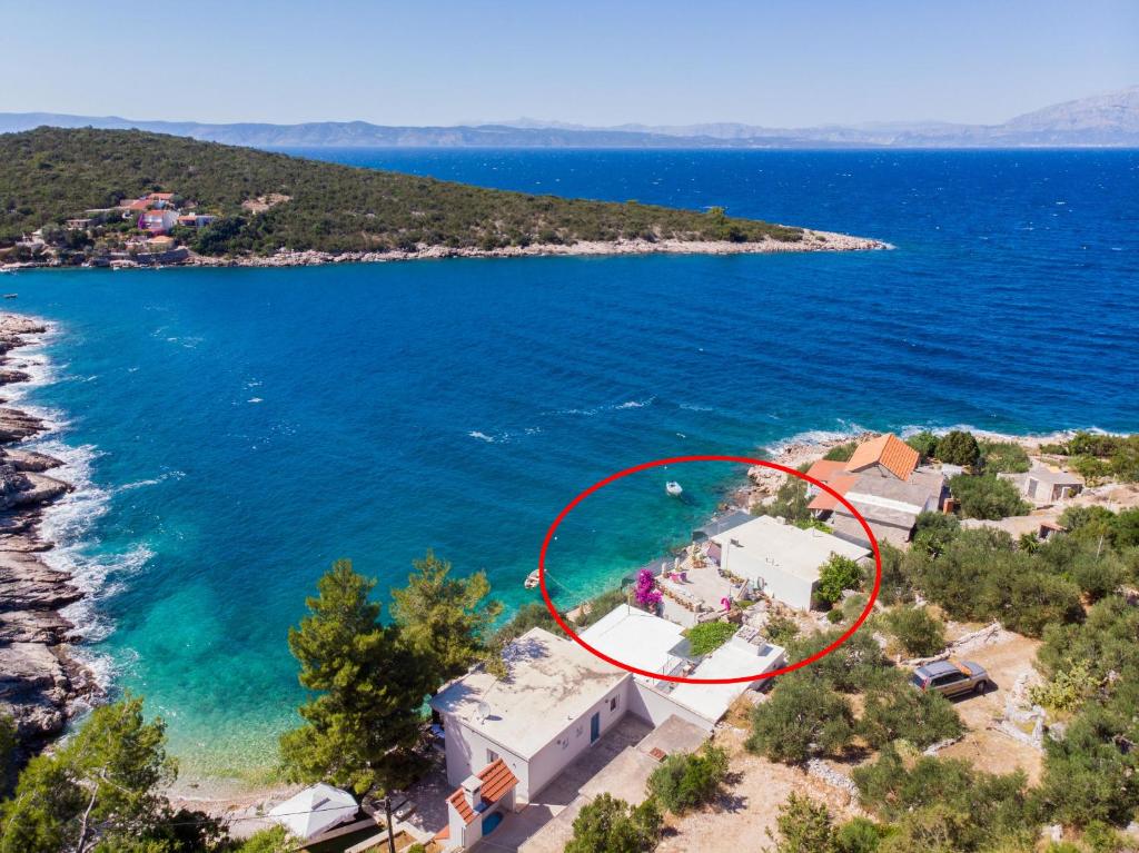 eine Luftansicht einer Insel mit einem Haus im Wasser in der Unterkunft Apartment Sanka in Gdinj