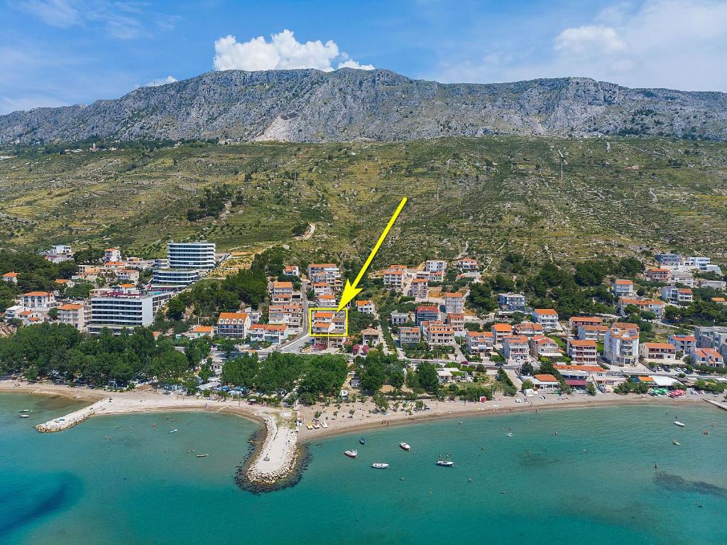 an aerial view of a beach with a city at Apartments Villa Aquamarine in Duće