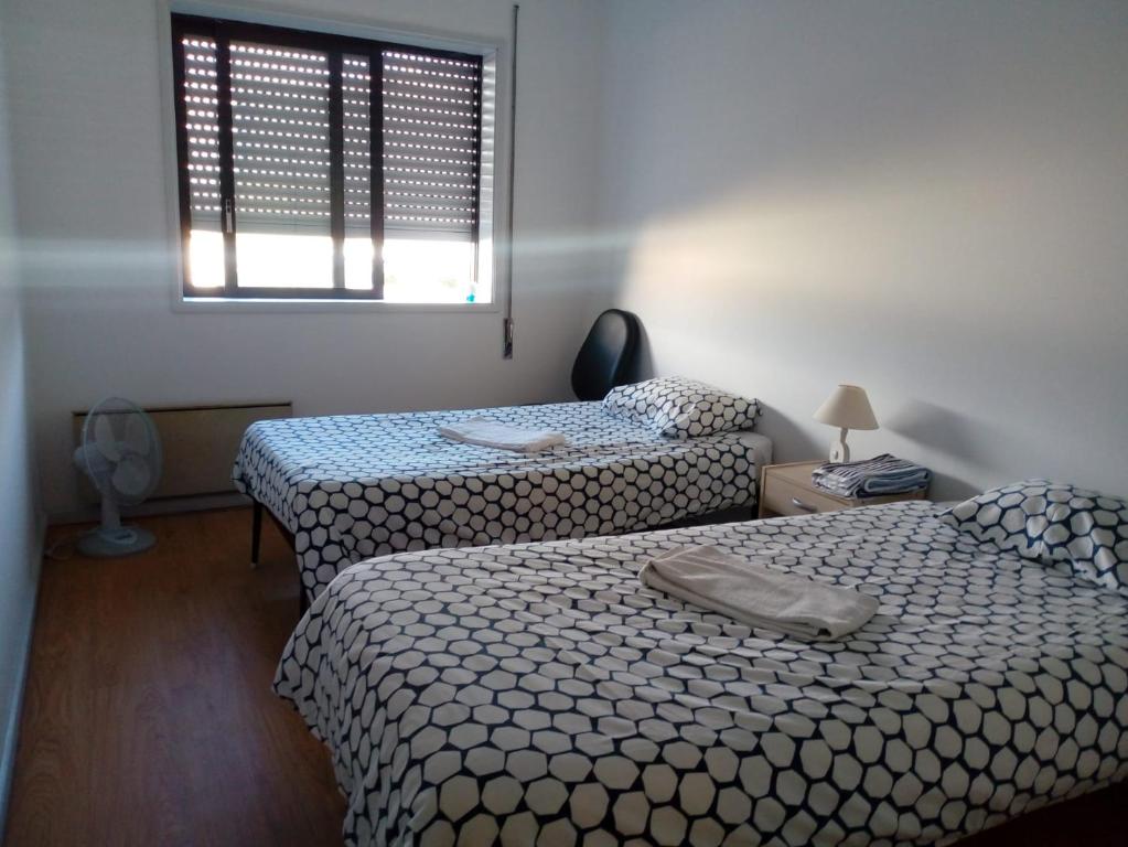 - une chambre avec deux lits, une fenêtre et un canapé-lit dans l'établissement VRS - PORTO SCIENCES FLAT, à Porto