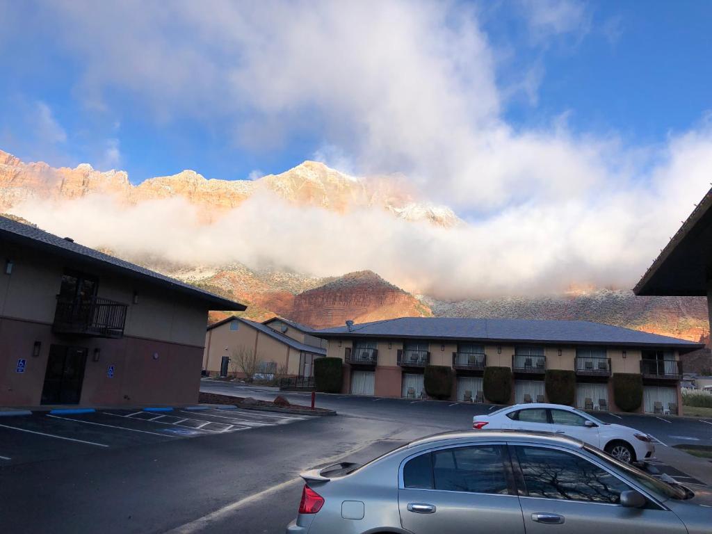 Nespecifikovaný výhled na hory nebo výhled na hory při pohledu z hotelu