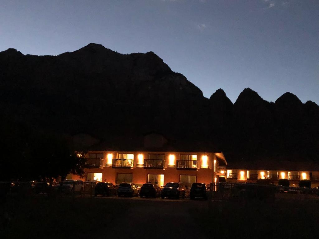 Nespecifikovaný výhled na hory nebo výhled na hory při pohledu z hotelu