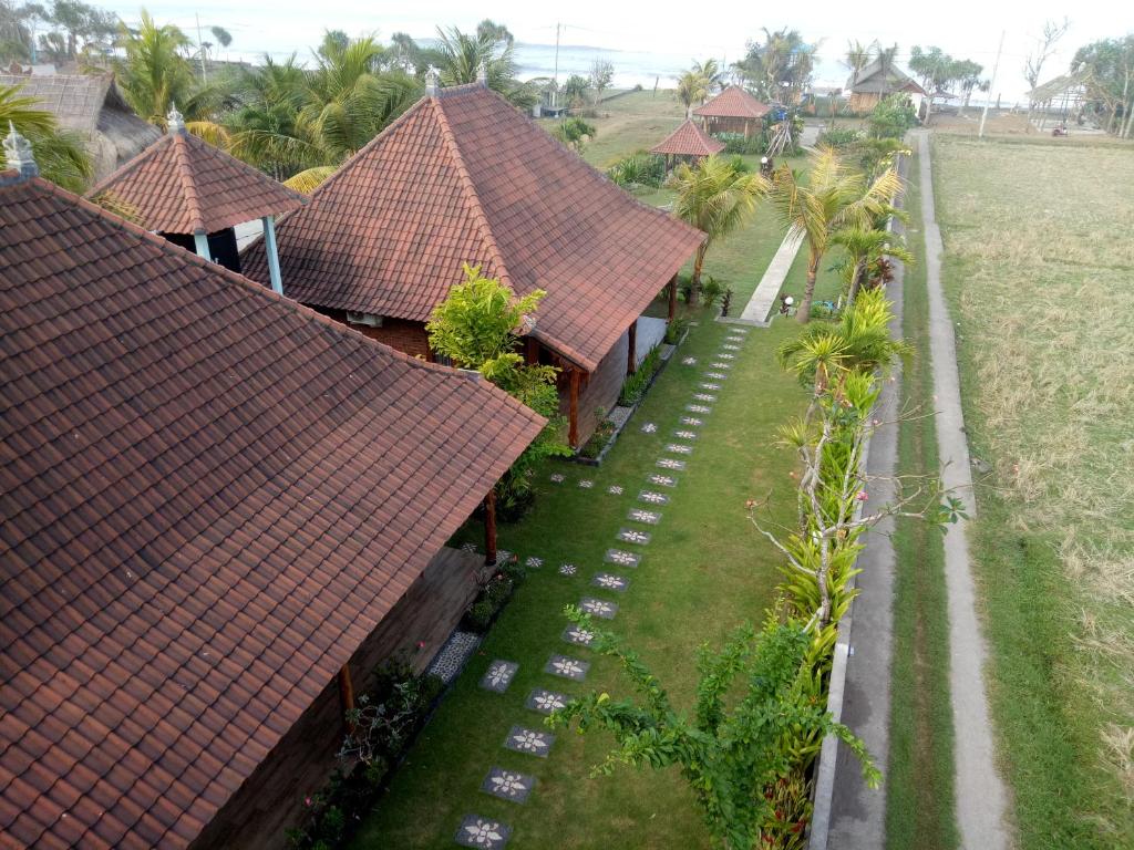 una vista aérea de una casa con techo rojo en Emir Surfcamp, en Pulukan