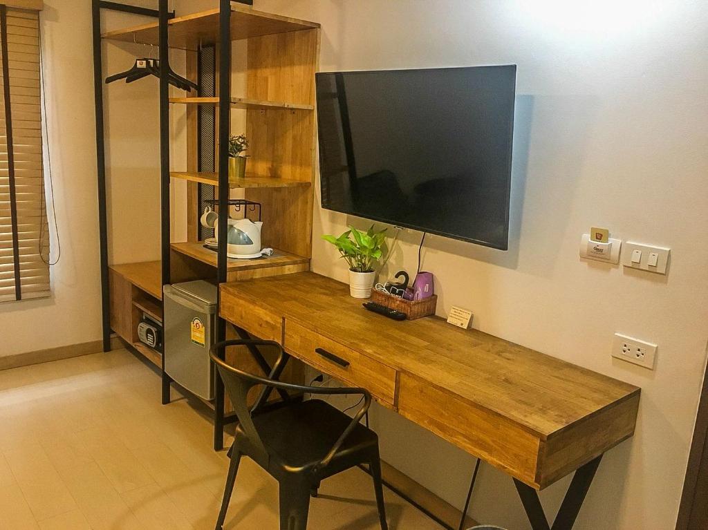 TV a/nebo společenská místnost v ubytování Bangkok Saran Poshtel