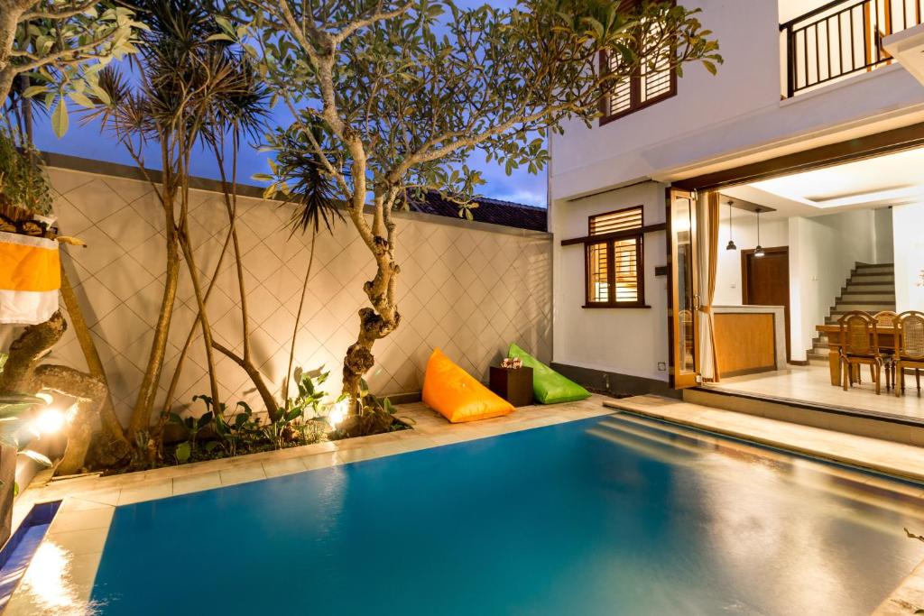 een zwembad in de achtertuin van een huis bij Villa Chandra - 3 Bedroom Villa with Private Pool in Seminyak