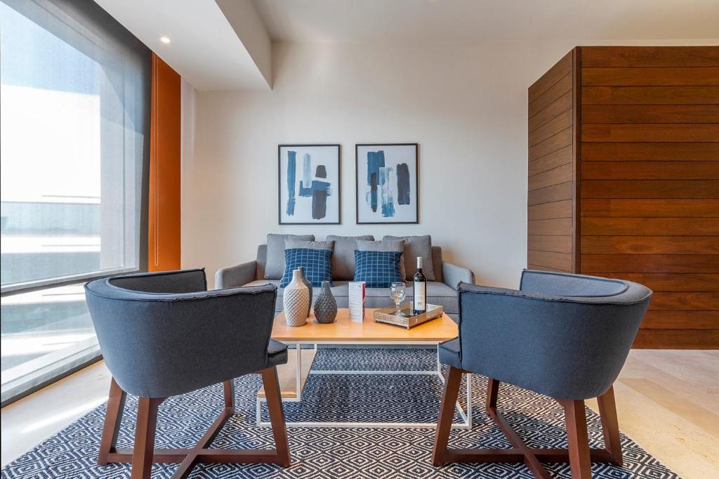 un soggiorno con tavolo e 2 sedie di Miyana Boutique Apartment a Città del Messico