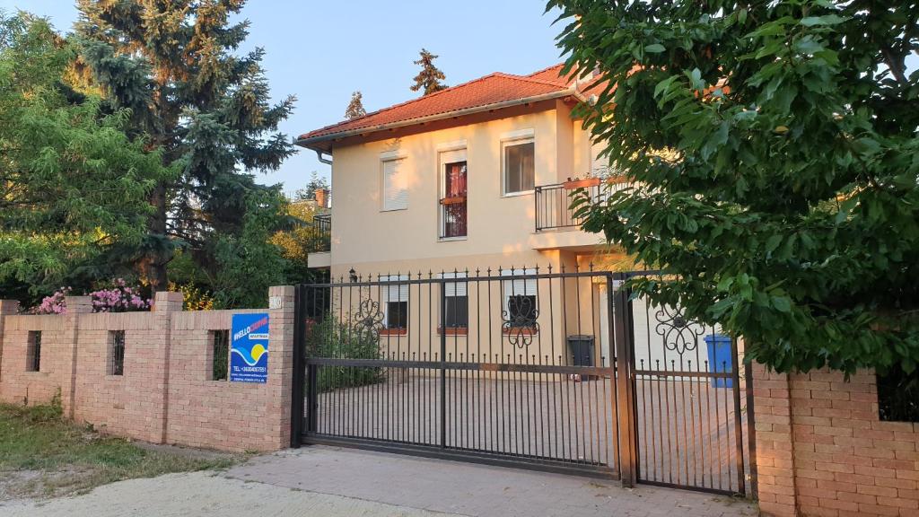 Budova, v ktorej sa apartmán nachádza