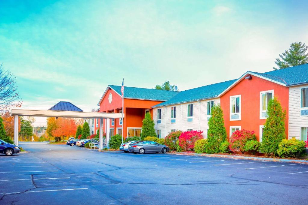 a parking lot in front of a building with cars at Quality Inn Merrimack - Nashua in Merrimack