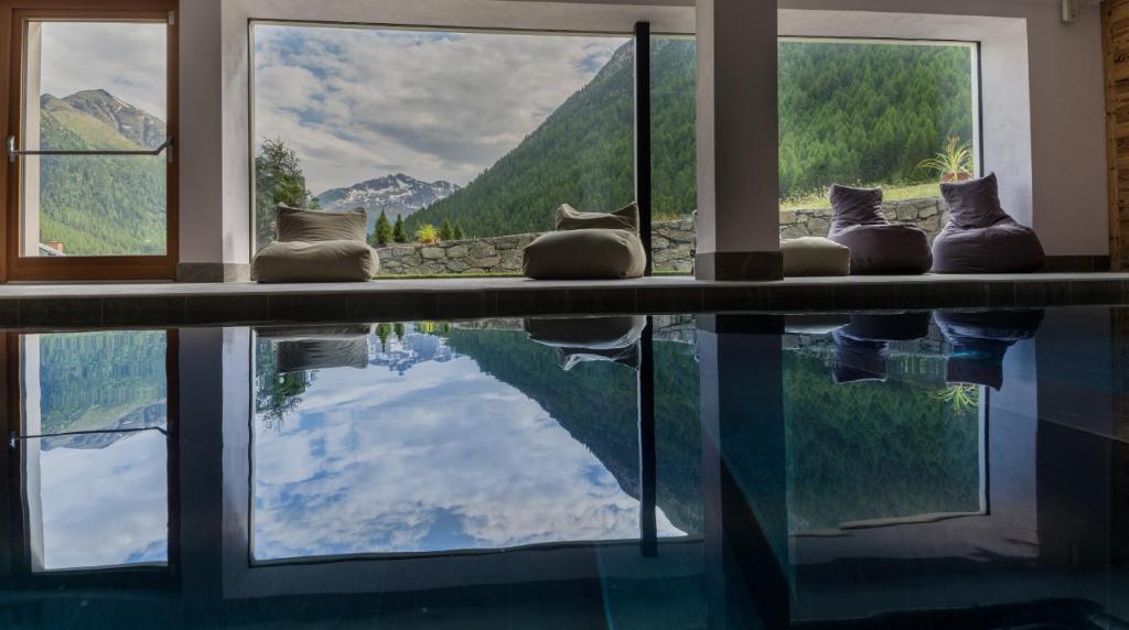 um quarto com uma piscina com vista para uma montanha em Sport Hotel em Livigno