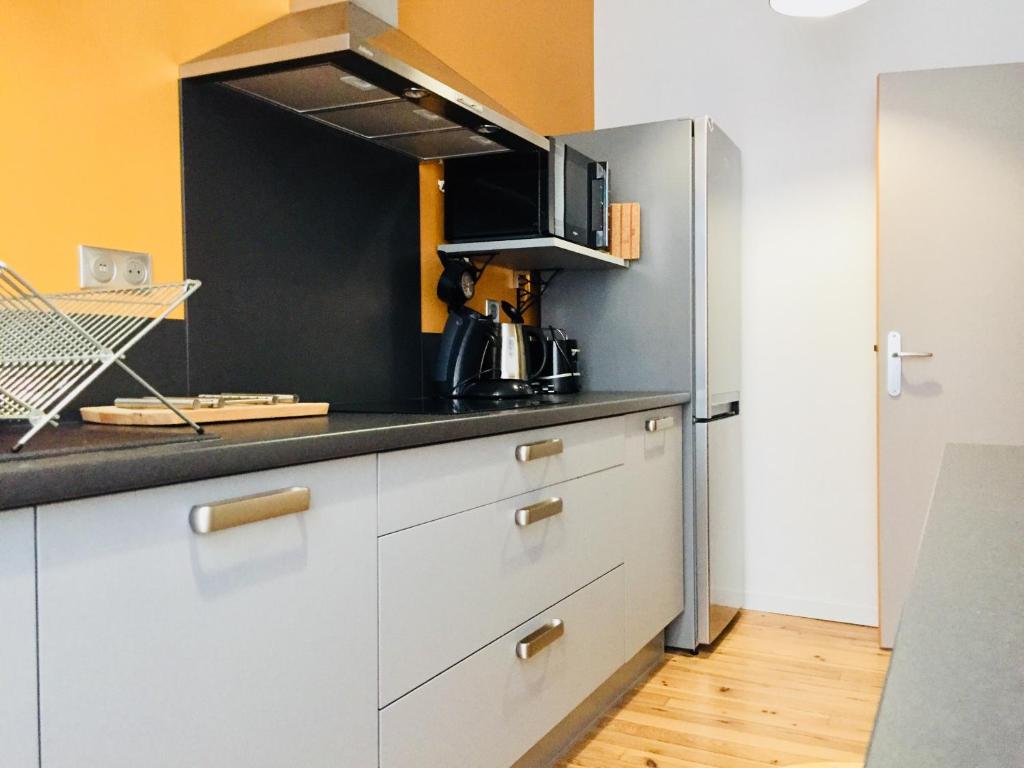 Een keuken of kitchenette bij Villa Tarbis Tarbes centre ville , appartements tout confort