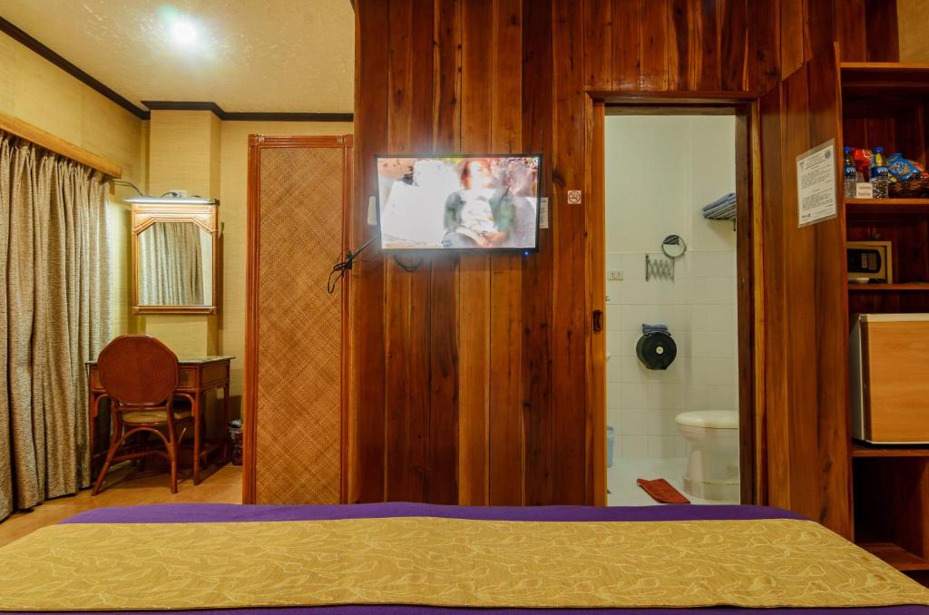 TV a/nebo společenská místnost v ubytování Hayahay Resort