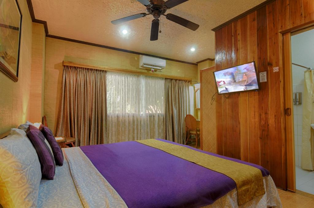 TV a/nebo společenská místnost v ubytování Hayahay Resort