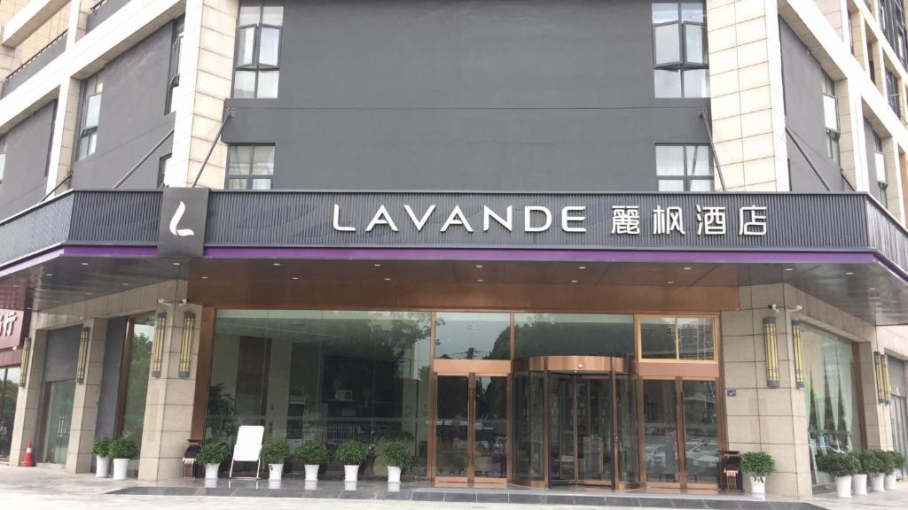 een winkel voor een gebouw met een bord erop bij Lavande Hotel (Wuhan Happy Valley Renhe Road Metro Station) in Wuhan