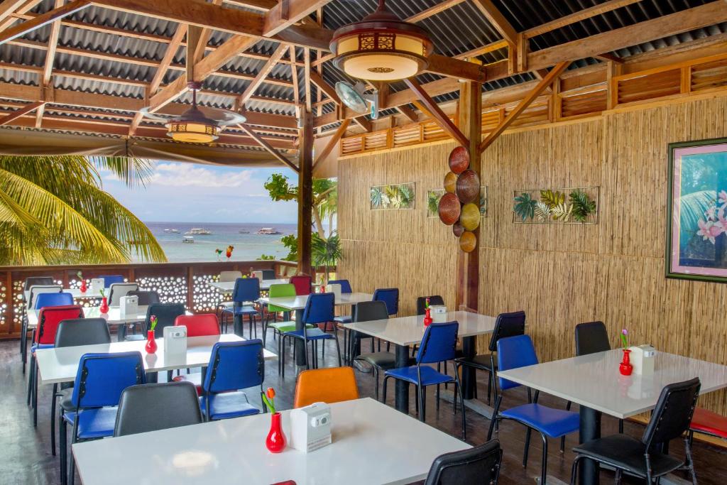 Restaurace v ubytování Hayahay Resort