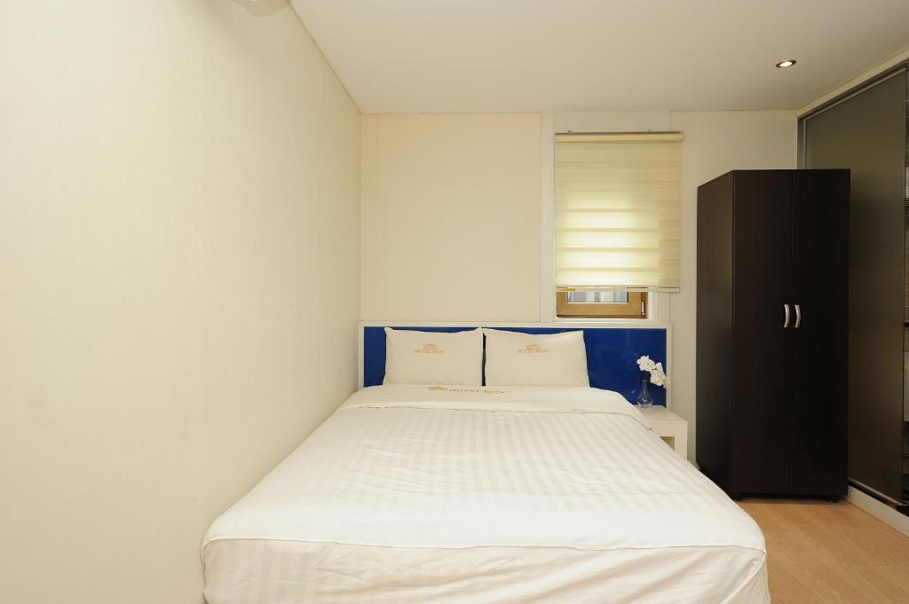 Postel nebo postele na pokoji v ubytování Hotel MIDO Myeongdong