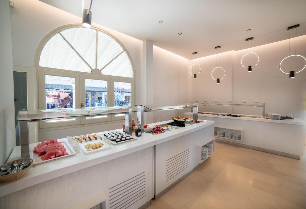 Kuchyň nebo kuchyňský kout v ubytování Hotel Alkionis
