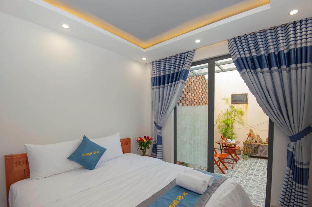 Postel nebo postele na pokoji v ubytování Vip House Hoi An Homestay