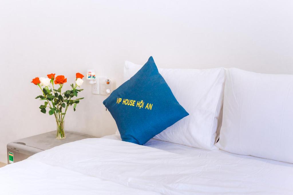 Postel nebo postele na pokoji v ubytování Vip House Hoi An Homestay