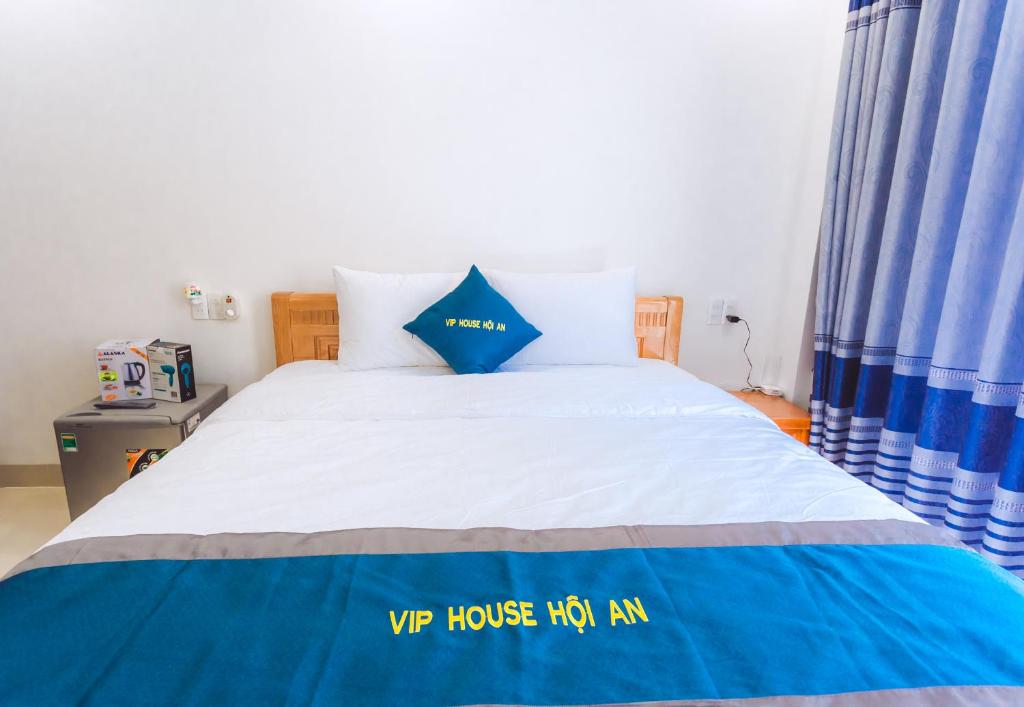 Postel nebo postele na pokoji v ubytování Vip House Hoi An Homestay