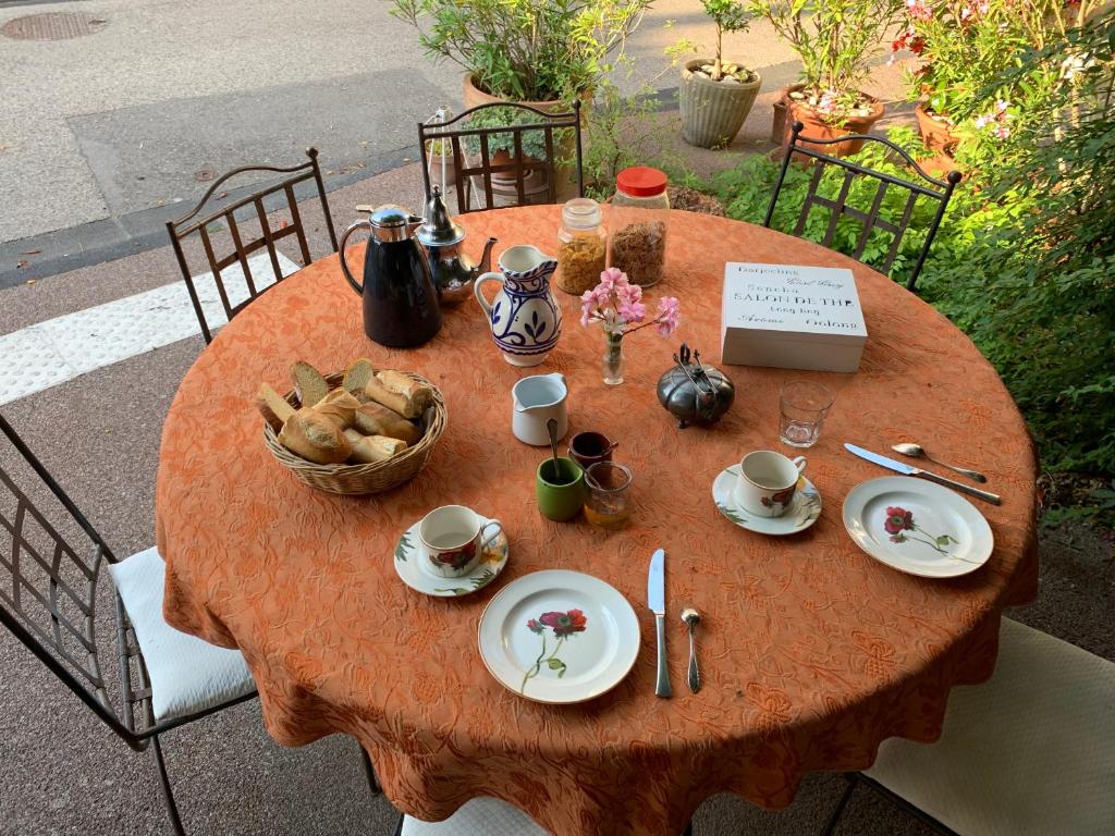 a table with plates and utensils on top at La Sarrasine in Villes-sur-Auzon