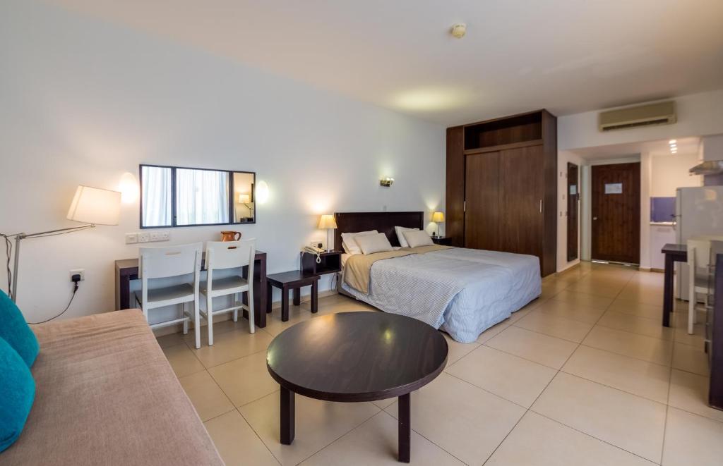 Giường trong phòng chung tại MarisMare Apartments