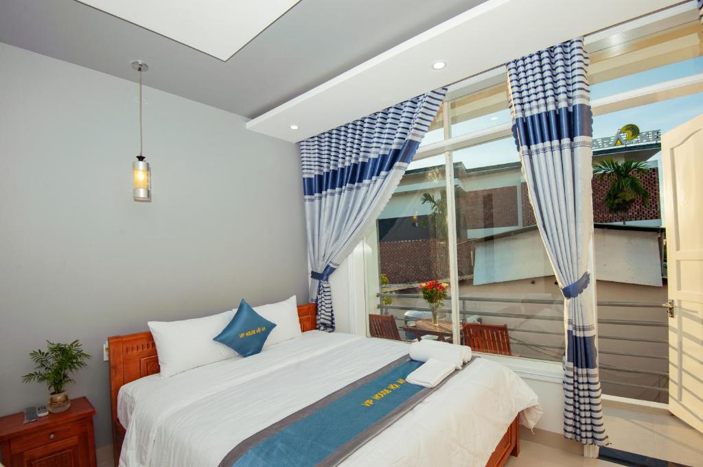 Postel nebo postele na pokoji v ubytování Vip House Hoi An Homestay